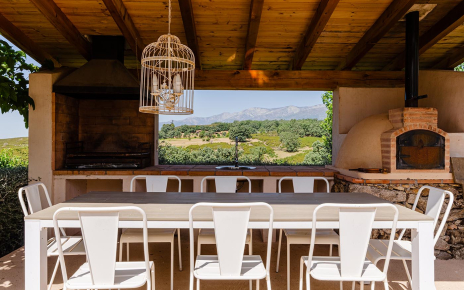 Porche amueblado para comer al aire libre